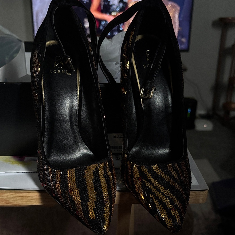 Scene Weaver Elegant Black and Gold Heels